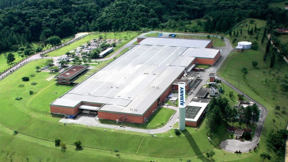 Gigante Global de Tecidos Industriais Opera Fábrica Discreta em SC e Fatura Bilhões