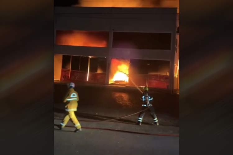 Vídeo: fábrica de salgadinhos é destruída por incêndio em Indaial (SC)