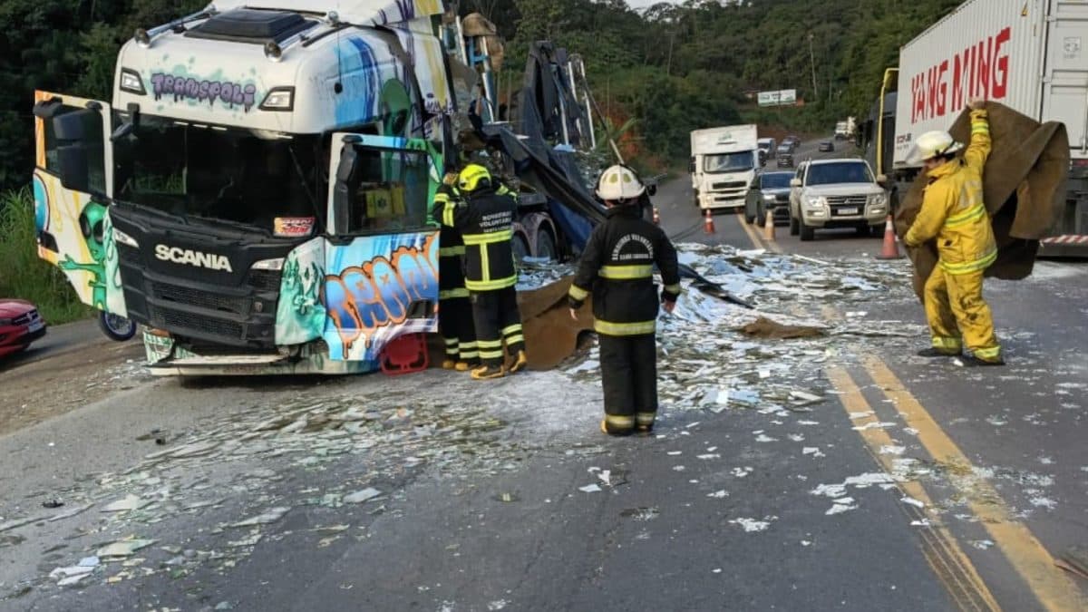 Batida entre carro e caminhão interdita totalmente BR-470 em SC